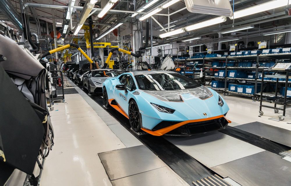 Istorie în imagini: cum a evoluat fabrica Lamborghini în ultimii 60 de ani - Poza 46