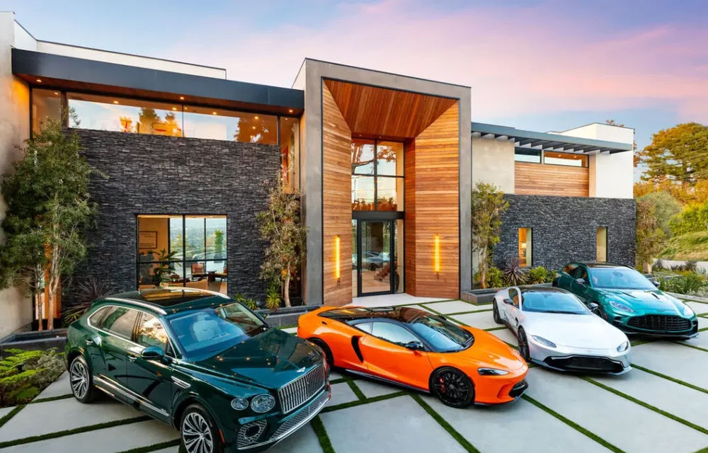 O vilă de 16 milioane de euro din Los Angeles oferă gratis un Aston Martin, Bentley sau McLaren - Poza 1