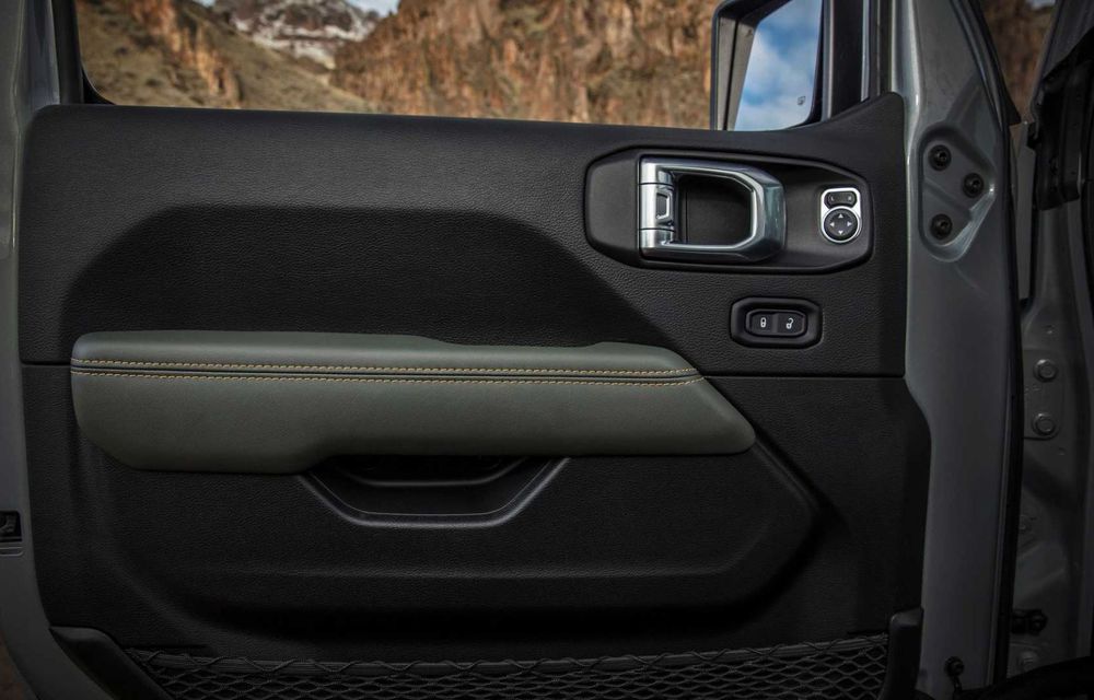 Noul Jeep Wrangler facelift: design nou al grilei, linii de echipare noi și ecran central mai mare - Poza 85