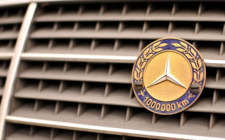 Embleme retro pentru mașinile Mercedes-Benz cu sute de mii de kilometri la bord