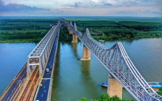 Circulație fără restricții pe podul de la Fetești. Taxa de pod rămâne suspendată