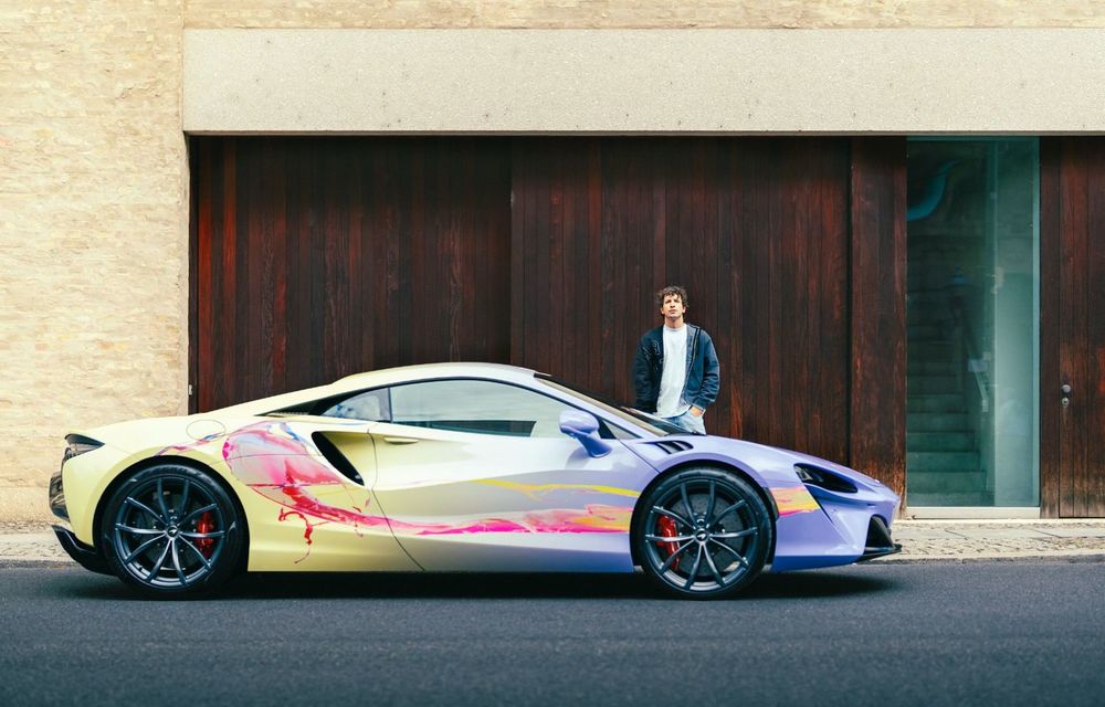 McLaren prezintă un nou exemplar Artura transformat în Art Car - Poza 1