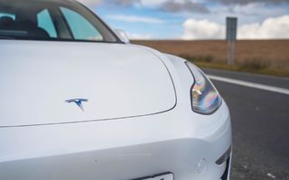 Tesla, dată în judecată pentru că a „umflat” autonomia modelelor sale
