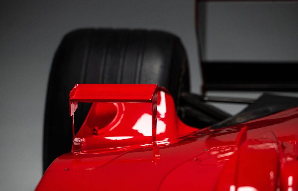 Monopostul Ferrari F2001B, pilotat de Michael Schumacher, scos la licitație - Poza 59