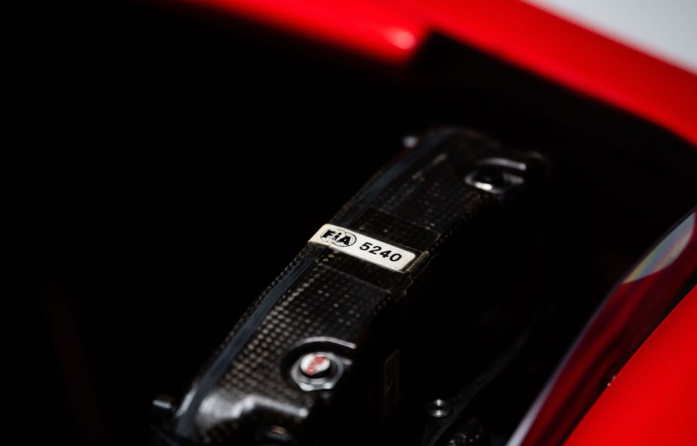 Monopostul Ferrari F2001B, pilotat de Michael Schumacher, scos la licitație - Poza 43