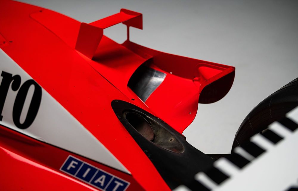 Monopostul Ferrari F2001B, pilotat de Michael Schumacher, scos la licitație - Poza 25