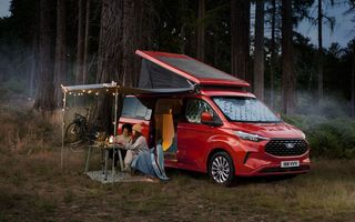 Ford prezintă noul campervan Transit Custom Nugget: panou solar și motor hibrid plug-in