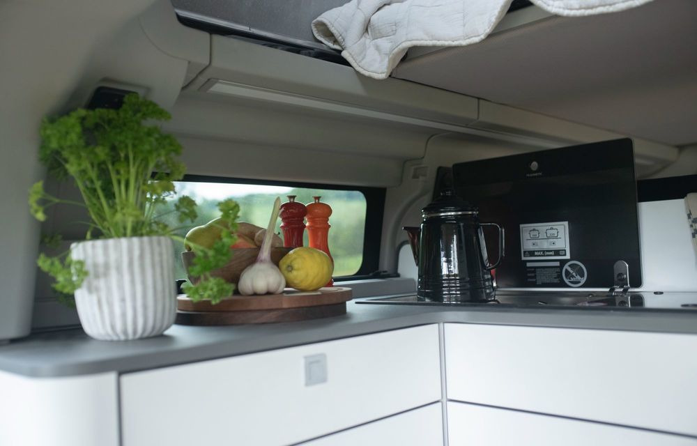 Ford prezintă noul campervan Transit Custom Nugget: panou solar și motor hibrid plug-in - Poza 12