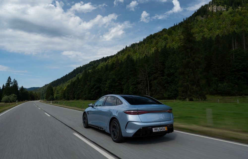 Chinezii prezintă un nou sedan electric pentru Europa, cu autonomie de 570 de kilometri - Poza 5