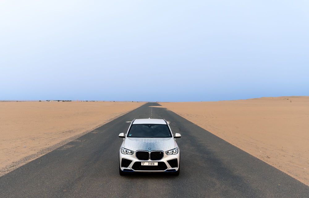 Noi imagini cu BMW iX5 Hydrogen: a fost testat în deșert, la 45 de grade Celsius - Poza 6