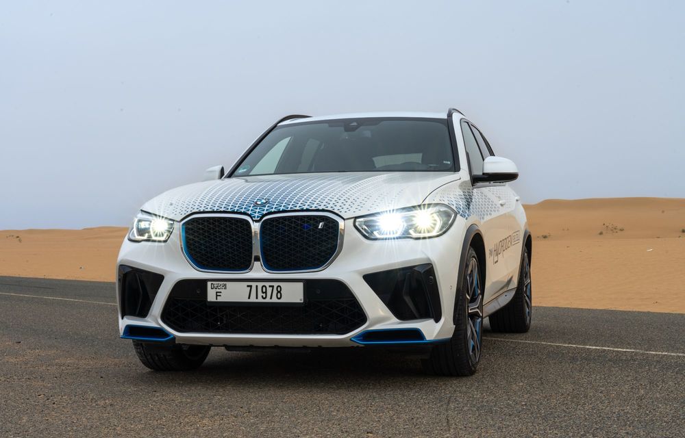 Noi imagini cu BMW iX5 Hydrogen: a fost testat în deșert, la 45 de grade Celsius - Poza 2