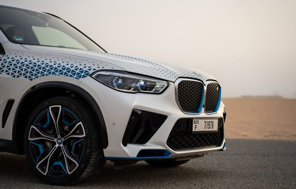 Noi imagini cu BMW iX5 Hydrogen: a fost testat în deșert, la 45 de grade Celsius - Poza 12