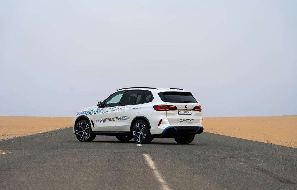 Noi imagini cu BMW iX5 Hydrogen: a fost testat în deșert, la 45 de grade Celsius - Poza 9