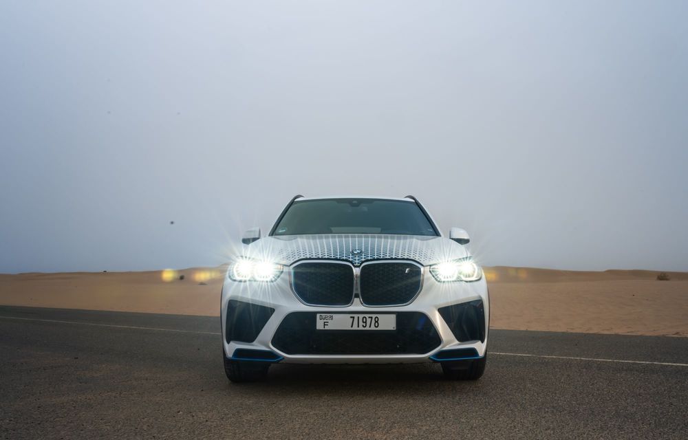 Noi imagini cu BMW iX5 Hydrogen: a fost testat în deșert, la 45 de grade Celsius - Poza 4