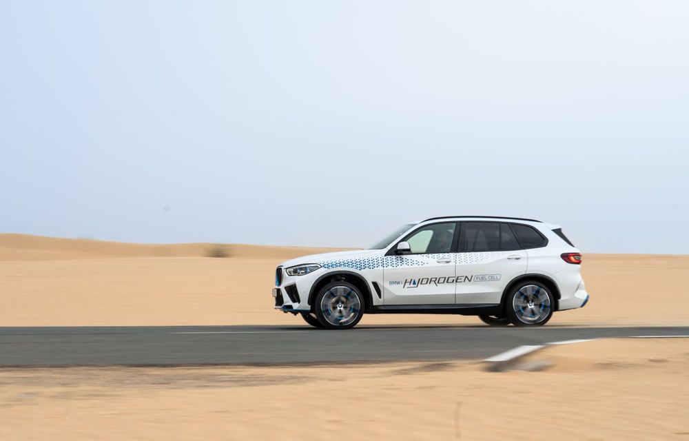 Noi imagini cu BMW iX5 Hydrogen: a fost testat în deșert, la 45 de grade Celsius - Poza 7