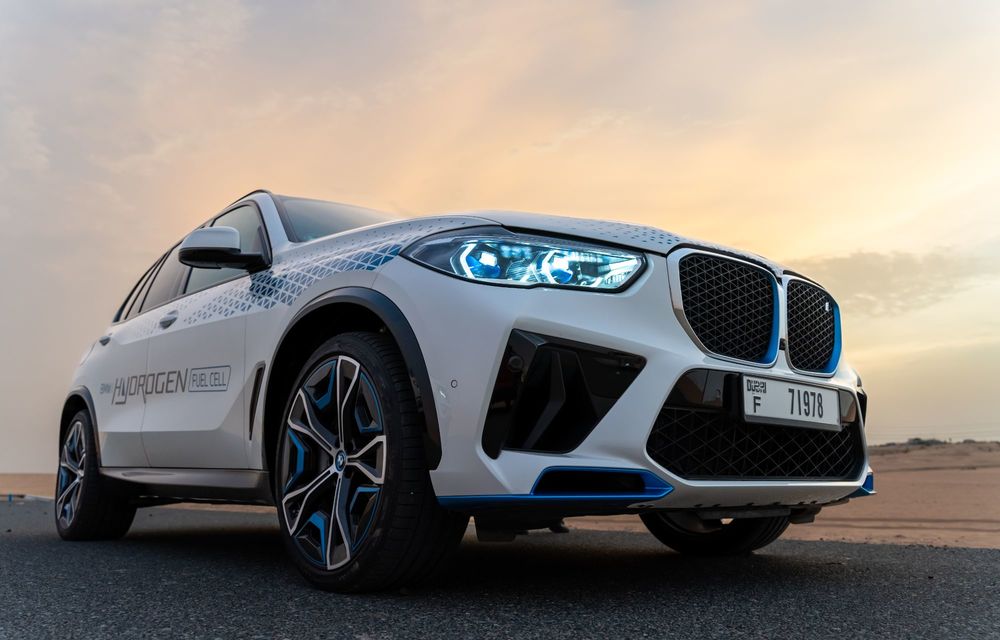 Noi imagini cu BMW iX5 Hydrogen: a fost testat în deșert, la 45 de grade Celsius - Poza 14