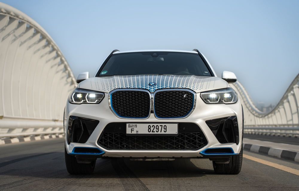 Noi imagini cu BMW iX5 Hydrogen: a fost testat în deșert, la 45 de grade Celsius - Poza 15