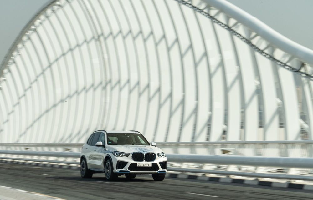 Noi imagini cu BMW iX5 Hydrogen: a fost testat în deșert, la 45 de grade Celsius - Poza 18