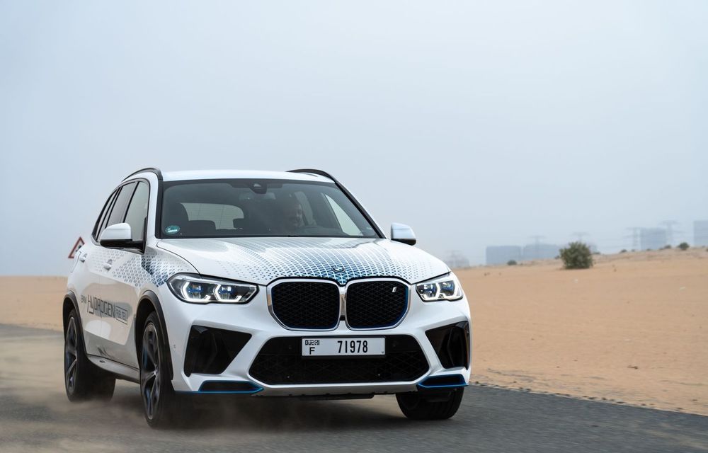Noi imagini cu BMW iX5 Hydrogen: a fost testat în deșert, la 45 de grade Celsius - Poza 1