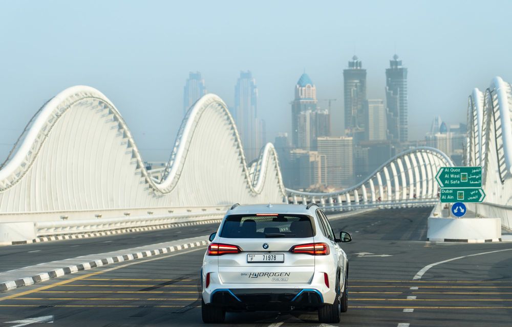 Noi imagini cu BMW iX5 Hydrogen: a fost testat în deșert, la 45 de grade Celsius - Poza 35