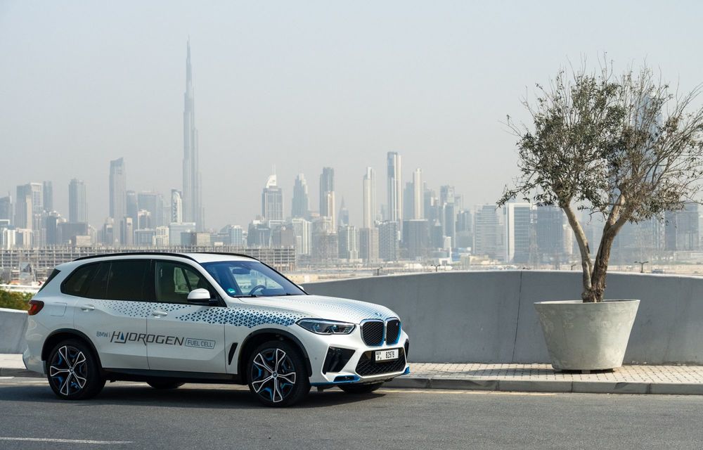Noi imagini cu BMW iX5 Hydrogen: a fost testat în deșert, la 45 de grade Celsius - Poza 17