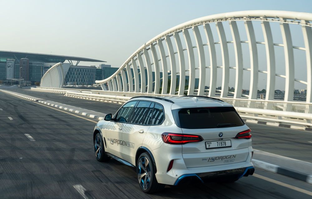 Noi imagini cu BMW iX5 Hydrogen: a fost testat în deșert, la 45 de grade Celsius - Poza 36