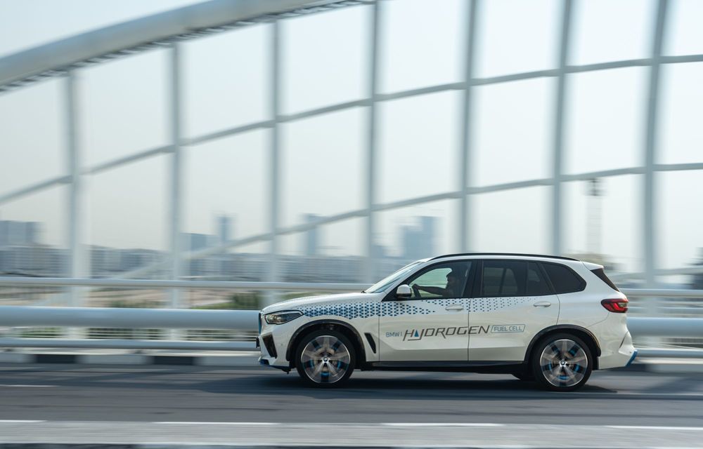 Noi imagini cu BMW iX5 Hydrogen: a fost testat în deșert, la 45 de grade Celsius - Poza 32
