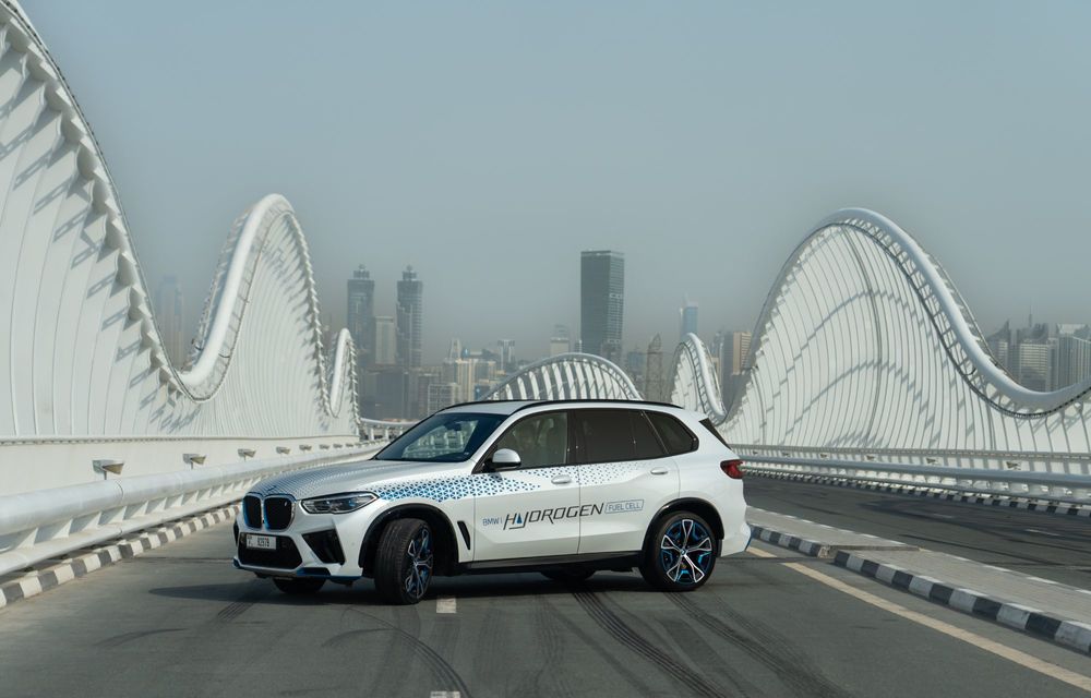 Noi imagini cu BMW iX5 Hydrogen: a fost testat în deșert, la 45 de grade Celsius - Poza 26