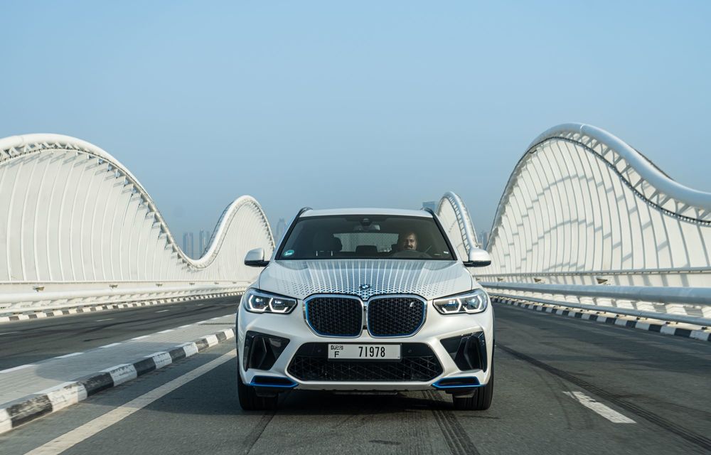 Noi imagini cu BMW iX5 Hydrogen: a fost testat în deșert, la 45 de grade Celsius - Poza 24