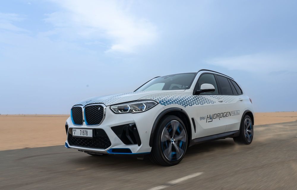 Noi imagini cu BMW iX5 Hydrogen: a fost testat în deșert, la 45 de grade Celsius - Poza 3