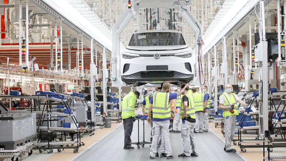 Grupul Volkswagen se confruntă cu o cerere scăzută pentru electrice și reduce fluxul de producție - Poza 1