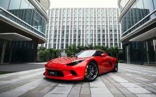Chinezii prezintă o mașină sport electrică de 38.000 de euro cu design inspirat de Tesla Roadster