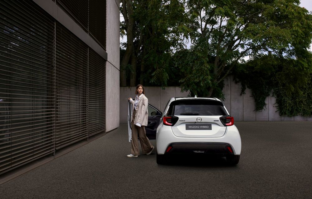 Noua Mazda2 Hybrid facelift: fratele lui Yaris vine cu mai multe dotări - Poza 11