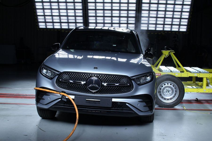 Mercedes-Benz face crash-teste cu mașinile altor mărci pentru a îmbunătăți siguranța …
