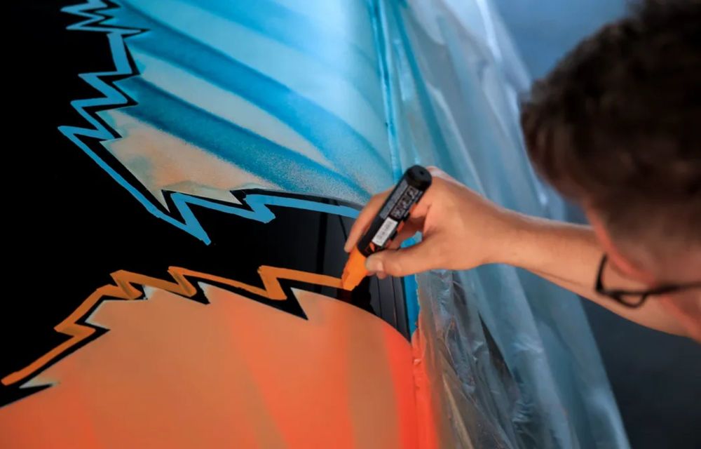 Primul Mini electric de curse primește o lucrare de artă pe capotă - Poza 9