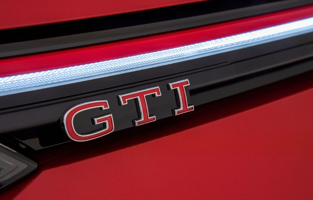 FOTOSPION: Noul Volkswagen Golf GTI facelift, surprins fără camuflaj - Poza 1