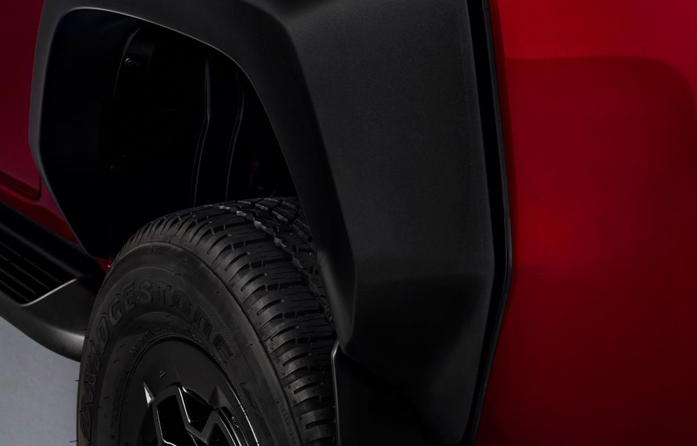 Noua Toyota Hilux GR Sport II: suspensie înălțată și punți mai late - Poza 11