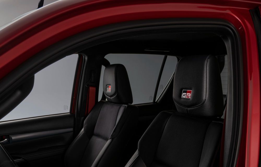 Noua Toyota Hilux GR Sport II: suspensie înălțată și punți mai late - Poza 14