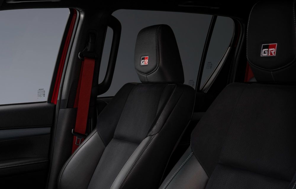 Noua Toyota Hilux GR Sport II: suspensie înălțată și punți mai late - Poza 15