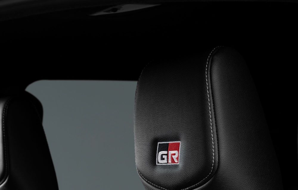 Noua Toyota Hilux GR Sport II: suspensie înălțată și punți mai late - Poza 16
