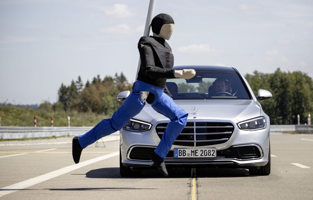 Mercedes-Benz: 10 milioane de mașini echipate cu frânare automată și recunoașterea pietonilor - Poza 1