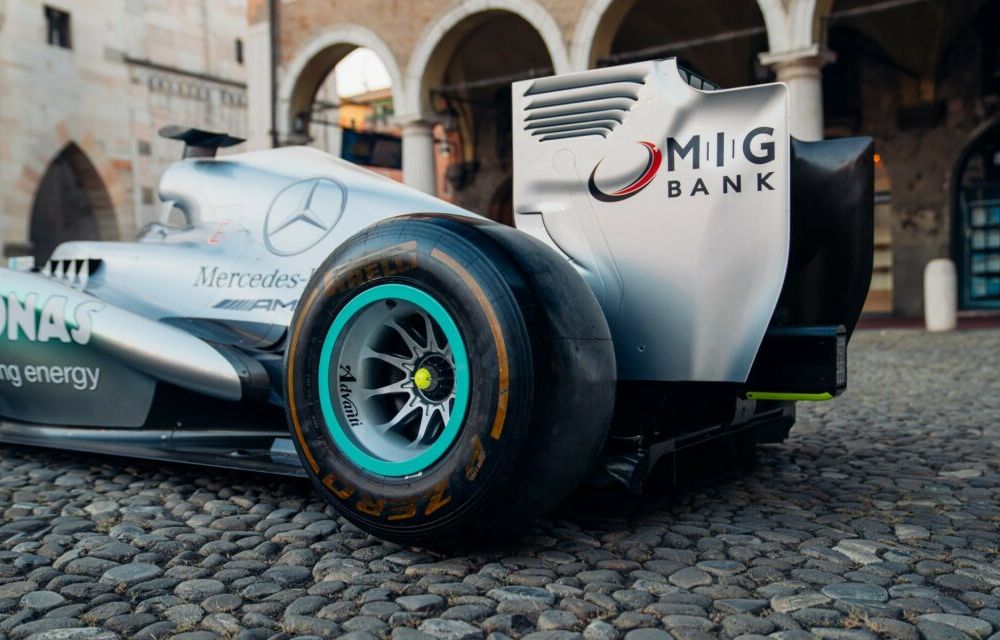 Record: Monopost de F1, pilotat de Lewis Hamilton, vândut cu 17.2 milioane de euro - Poza 10