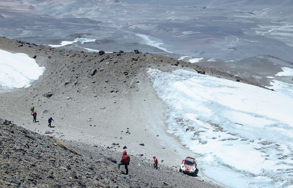 RECORD: Porsche 911 a ajuns la 6.734 de metri, pe un vulcan din Chile - Poza 9