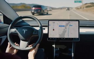 Tesla recheamă aproape toate mașinile dotate cu sistemul Autopilot în SUA