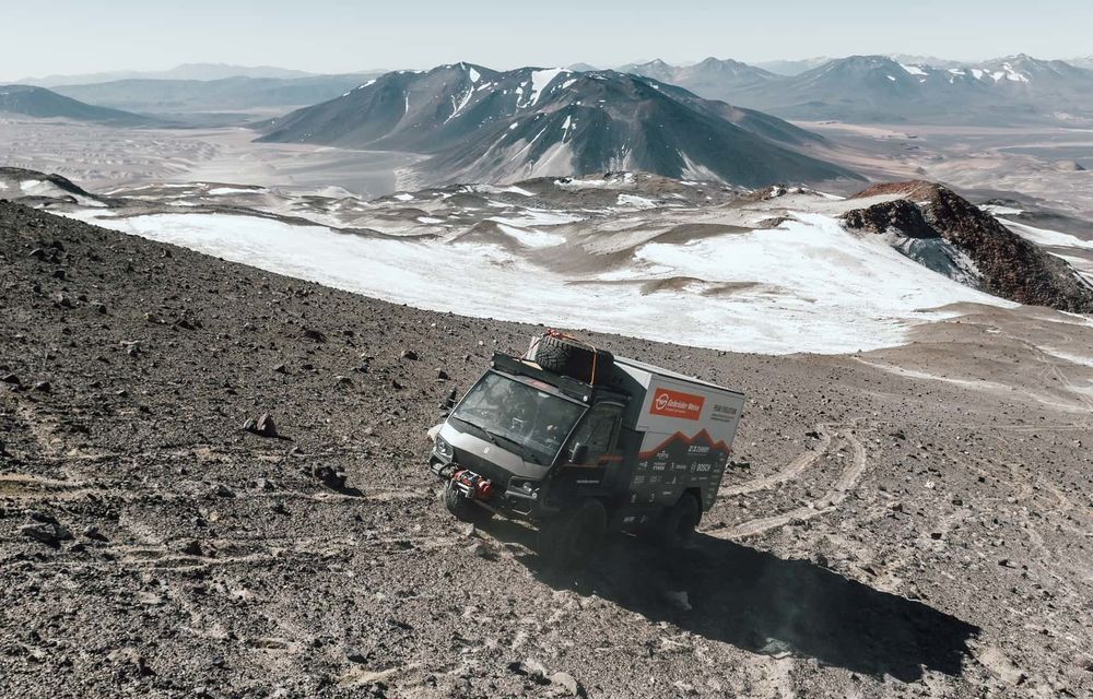 RECORD: Un camion electric, echipat cu panouri solare, a ajuns la 6.500 m altitudine - Poza 5