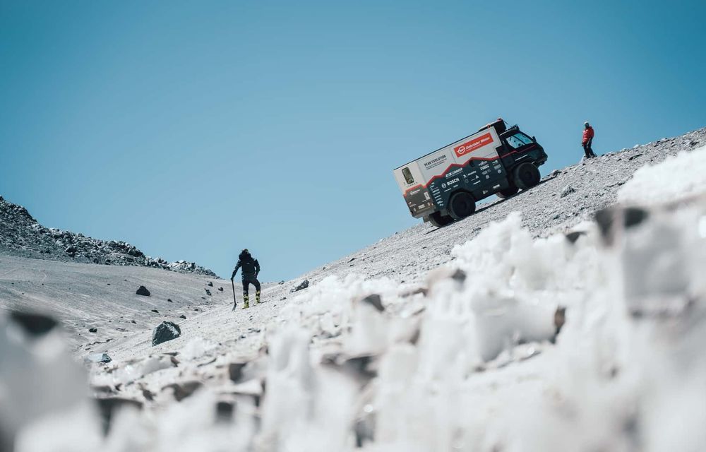 RECORD: Un camion electric, echipat cu panouri solare, a ajuns la 6.500 m altitudine - Poza 6