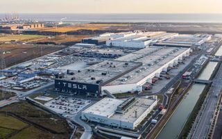 Mega fabrica Tesla din China va produce 10.000 de baterii anual