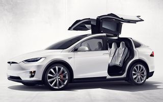 Tesla recheamă 120.000 de mașini din cauza ușilor care se deschid în caz de accident