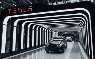 Tesla suspendă producția la uzina din Germania, din cauza atacurilor din Marea Roșie