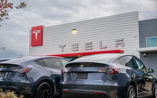 Tesla recheamă 200.000 de mașini din cauza problemelor software la camera video spate